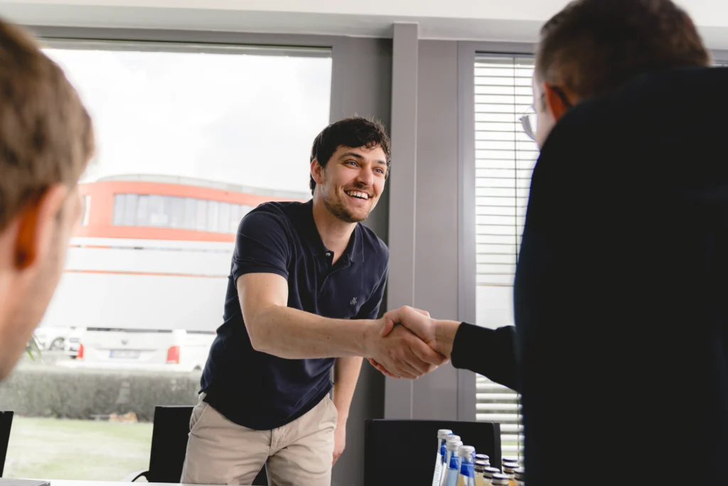 Handschlag nach erfolgreichem Projekt mit der Windhoff Group
